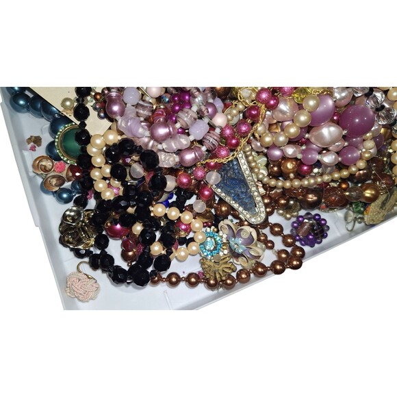 VTG 7lbs Costume Jewelry Lot – Faux Pearls Necklaces, Bracelets & Earrings - Picture 12 of 16